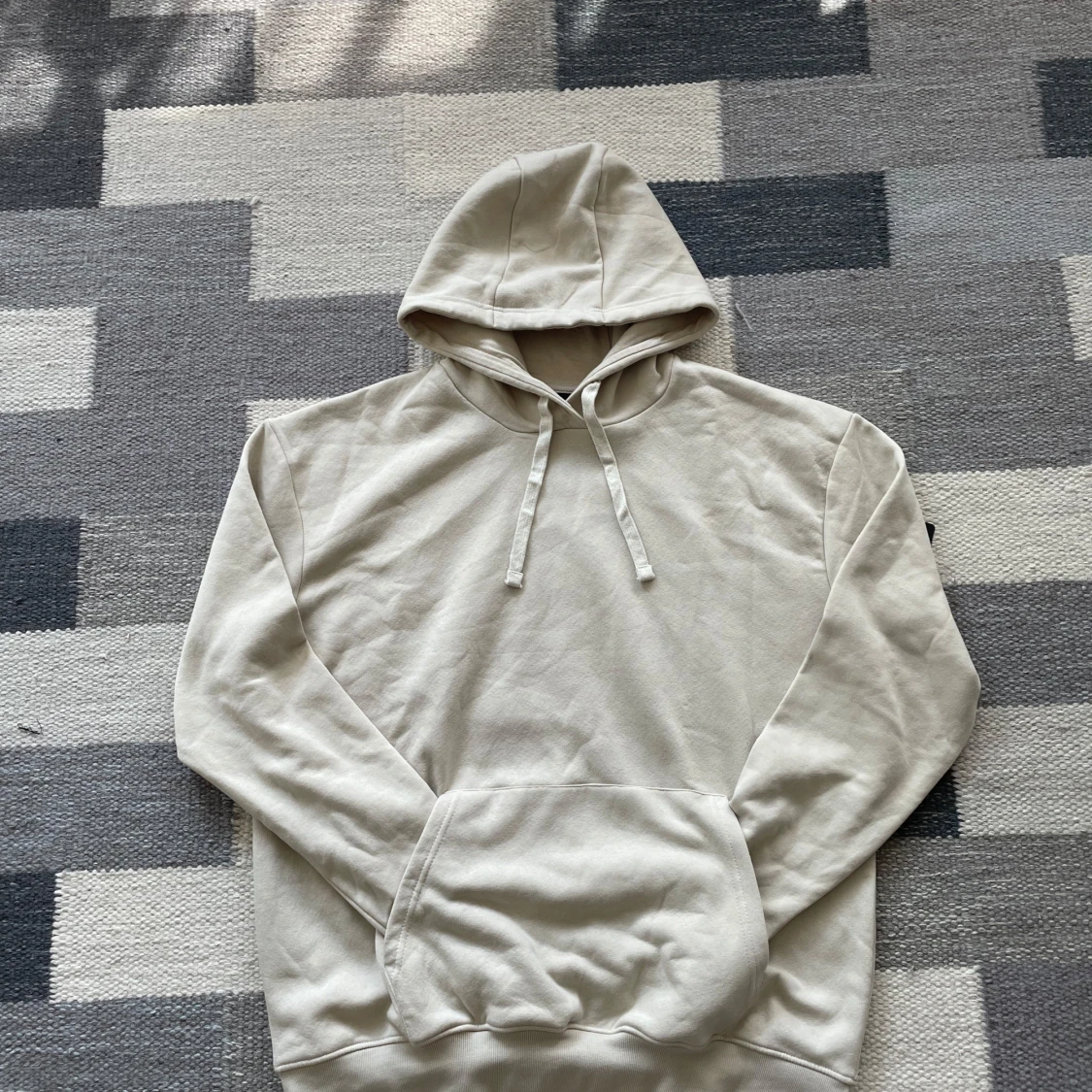Beige hoodie från OTP med huva