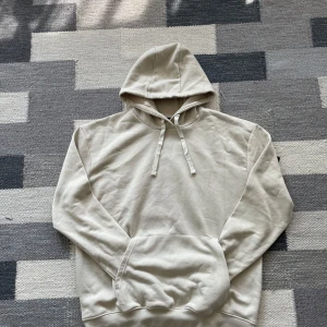Beige hoodie från OTP med huva - Beige hoodie med prislapp aldrig använd. Storlek L med relaxed fit. 