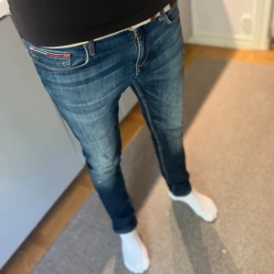 Tommy hilfiger slim jeans - Extremt bra passform, as snygg fade, oanvänt skick | Nypris: 1000kr - Mitt pris: 199kr | DM för prisförslag eller andra frågor! 
