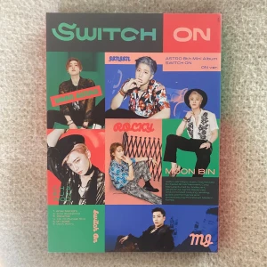 Astro Switch On 8th Mini Album - Astros Switch On mini-album i ON-versionen. Komplett set förutom poster, innehåller alltså:  out box, photo book, lyric book, CD, 2 photo cards, stickers, 1 postcard, 1 polaroid card. CD:n är repfri och lådan är i gott skick. 