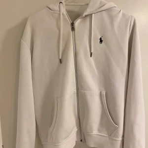 Vit hoodie från Polo Ralph Lauren - Säljer en vit kofta från Polo Ralph Lauren