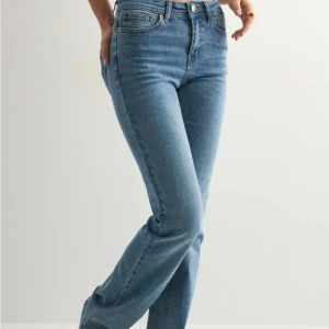 Ljus blåa Bootcut jeans - Snygga bootcut jeans i ljusblå denim som är helt oanvända och väldigt bra material. 