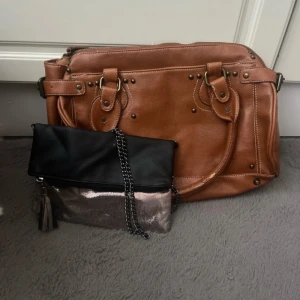 Två stycken väskor - Se sista bild för defekt på ena väskan dock ingenting man tänker på så mycket