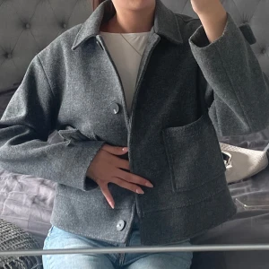 Grå kappa med stora fickor - Perfekt nu när hösten närmar sig 🍂