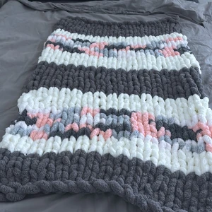 Handstickad baby blanket  - Supermjuk och chunky baby blanket handstickat. Om man inte gillar färgerna kan man bestämma vilka färger man vill ha så kan jag fixa det. Man kan själv välja design och storlek.