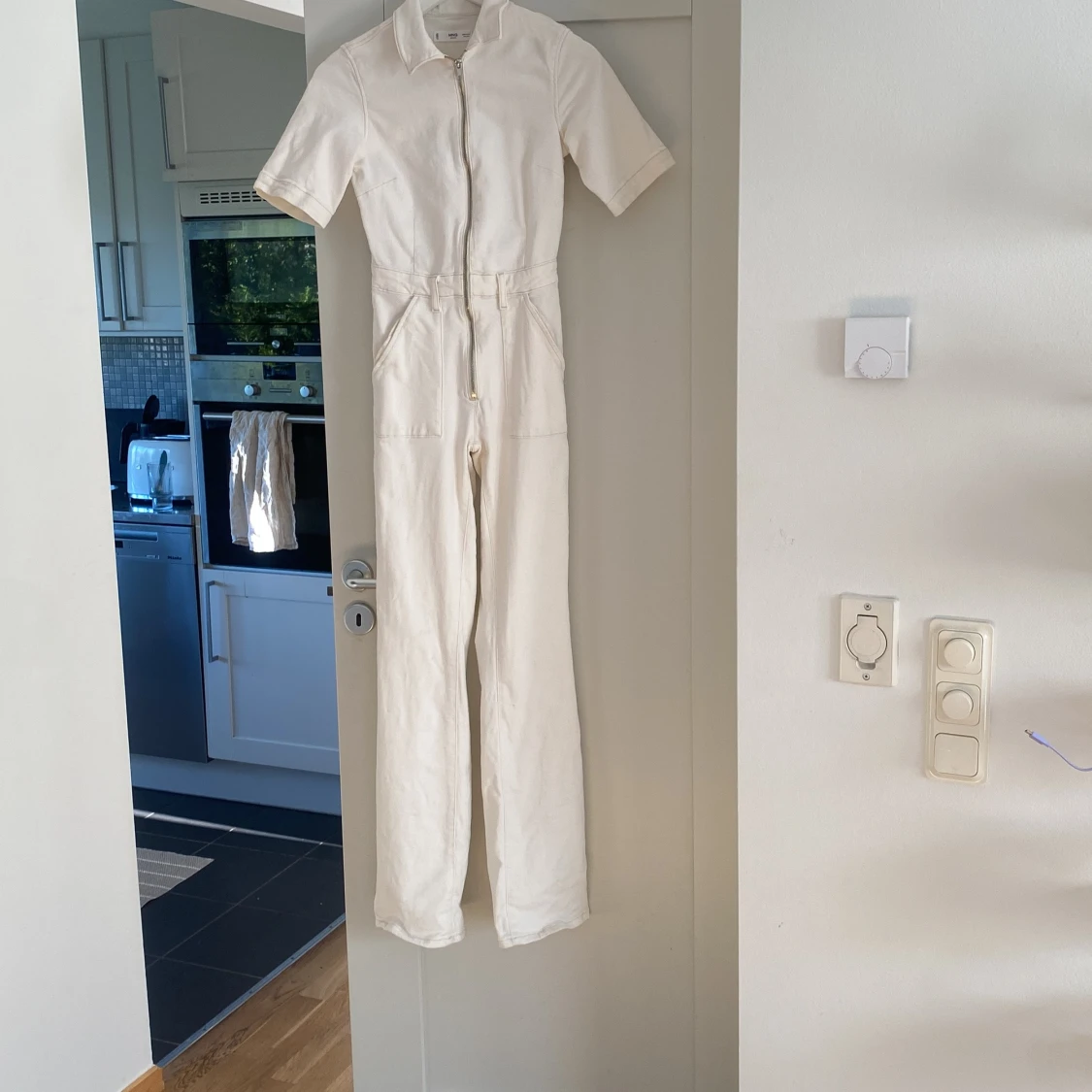 Vit jumpsuit med dragkedja från MNG Denim - 1