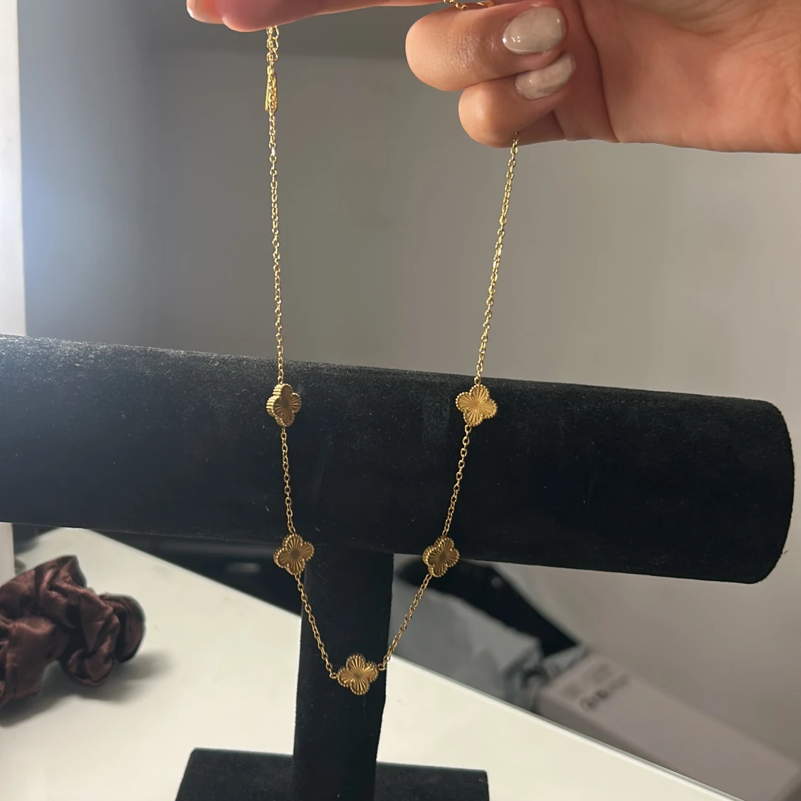 Guldigt halsband med blommor - 1