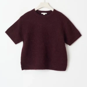 Mörk vinröd stickad tröja Gina Tricot - Säljer en mörkt vinröd stickad tröja från Gina Tricot med korta ärmar och rund hals. Tröjan har en loose passform och är gjord i ett mjukt, fluffigt stickat material som känns riktigt skönt mot huden. Perfekt för dig som gillar enkel och stilren look. Det är storlek 158/164 men passar xs/s. Den är knappast använd ❤️