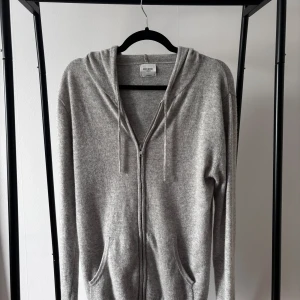 Kashmir zip hoodie - Säljer en Kashmir zip hoodie från John Henric i storlek M. Jättebra skick, sällan använd, inte nopprig. Dessvärre ett jättelitet hål (3e bilden) på sidan av ryggen men är för litet för att synas vid användning