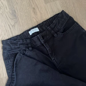 Svarta jeansbyxor från Lindex - Ett par hel svarta jeans från Lindex i storlek 152❣️ 