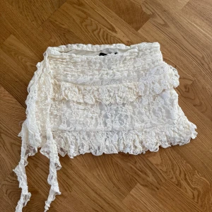 Vit spetskjol med volanger från Bershka - Jättefin cremevit kjol från Bershka, endast testad! Säljer då den var lite kort på mig 🫶🏼 nypris 329kr