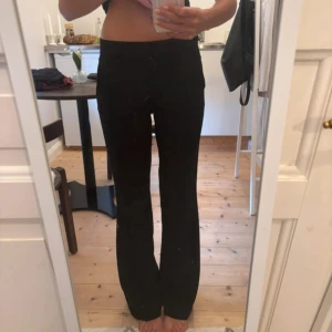 Svarta bootcut kostymbyxor från Nelly - De perfekta lågmidjade kostymbyxorna⭐️Super tråkigt att de blivit för små på mig! Jag är 169 cm.