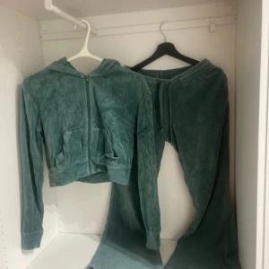 Grönt mjukisset från Weekday - Säljer ett grönt mjukissett från Weekday i storlek XS. Byxorna har bootcut-ben, resår i midjan och snörning för extra komfort. Materialet är mjukt och känns lyxigt mot huden, perfekt för chill dagar. Färgen är en snygg mörkgrön ton.