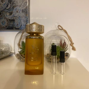 Ajyad Vanilla Caramel EDP  - Säljer samples i glasdecant för den som vill prova nya dofter. 5ml 35kr, 3ml 25kr. Denna är en fräsch, söt och blommig doft. Toppnoter: Karamell, orchid, heliotrop. Mellannoter: Kumarin, honung, tropiska frukter. Basnot: Vanilj, vit mysk, sandelträ.