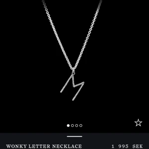 Maria Nilsdotter halsband silver🤍 - Säljer mitt maria Nilsdotter halsband i silver med bokstaven A💓Använt fåtal gånger och säljer då jag endast använder guld 🤍