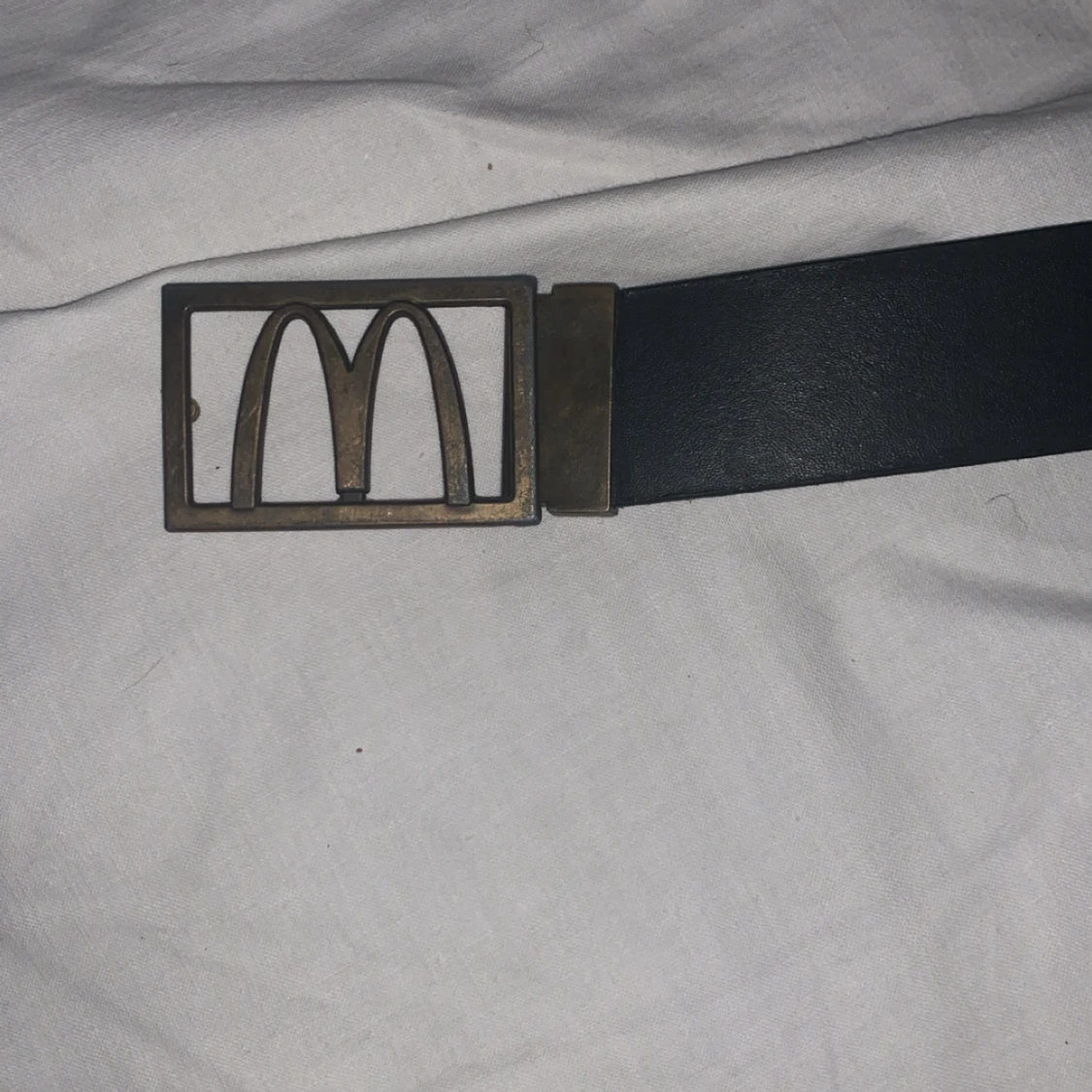 Svart skinnbälte med McDonald's-spänne - 1