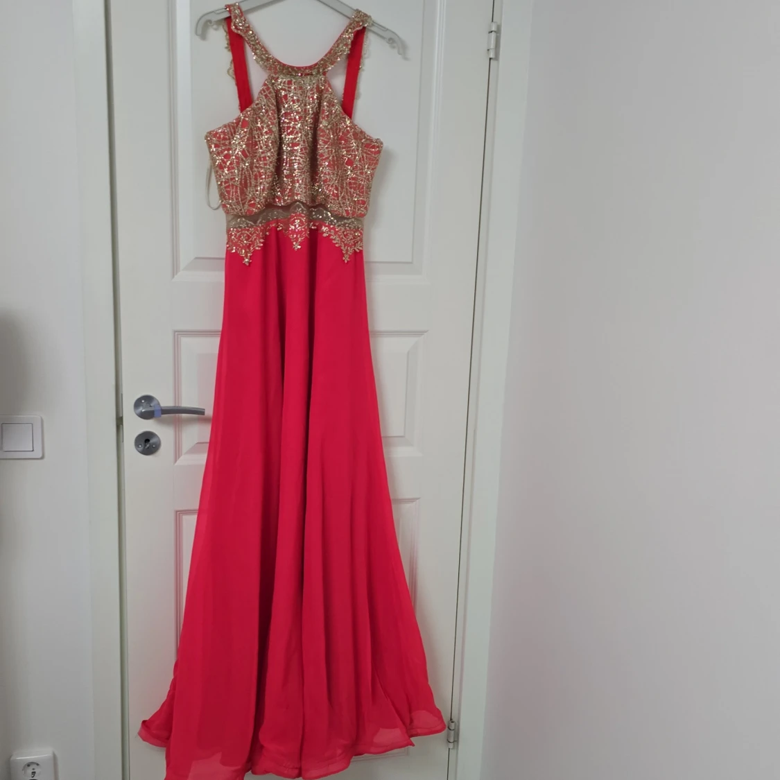 Orange långklänning med guldglitter