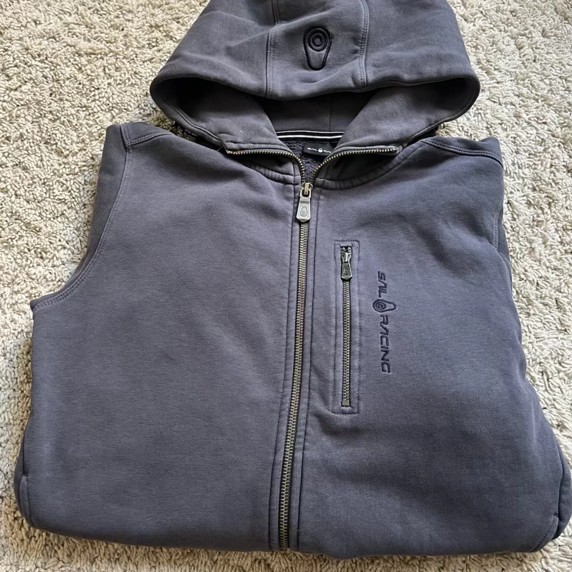Grå hoodie från Sail Racing