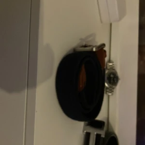 Bälte från Jack & Jones - Snyggt bälte från Jack & Jones med en kombination av brunt skinn och flätat blått material. Bältet har ett silverfärgat spänne och är perfekt för att ge en stilren touch till din outfit.