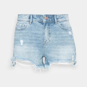 Ljusblå jeansshorts från ONLY - Snygga ljusblå jeansshorts från ONLY med hög midja och slitna detaljer. De har fransiga kanter, klassiska fem fickor och knappstängning fram. Perfekta för sommarens chill dagar och har en loose passform som ger en avslappnad vibe.