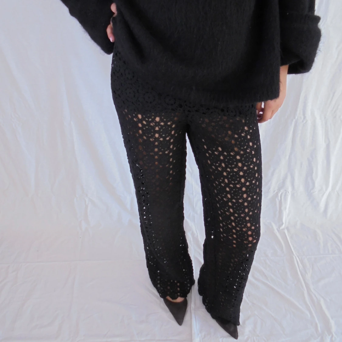 Svarta virkade byxor