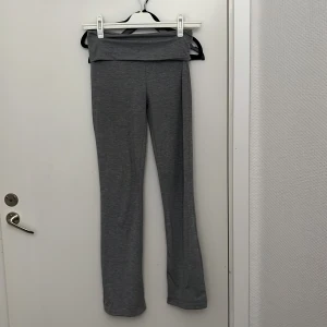 Gråa yoga pants från Ginatricot - Yoga pants 