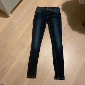 Mörkblå Replay Hyperflex jeans - Snygga mörkblå jeans från Replay Hyperflex med en tight passform. De har klassisk femficksdesign och en bekväm stretch som gör dem perfekta för alla tillfällen. Perfekt för dig som vill ha stil och komfort i ett.