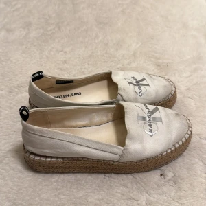 Vita espadrillos från Calvin Klein Jeans - Välanvända Calvin Klein skor som är perfekta för sommaren, så bekväma! Frakt inkluderat i priset! 