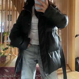 Svart jacka med band - jättesnygg svart jacka med band, knappt använt så i superbra skick💓