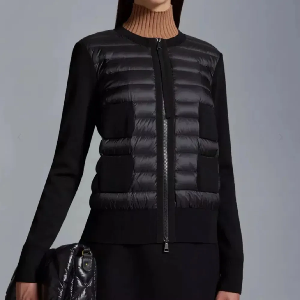Söker en svart eller marinblå moncler cardigan i storlek m!!!hör av er om ni e villig o sälja en till mig❤️🥰. Takit.