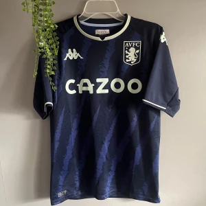 Aston Villa 2021/2022 tredjetröja - Tjenaa! Säljer en snygg Aston Villa tredjetröja från 2021/2022 med Bailey på ryggen. Beställdes på nätet och har använts 2-3 gånger. Nypris = 1000 ungefär om man räknar med trycket. Pris kan diskuteras vid snabb affär!