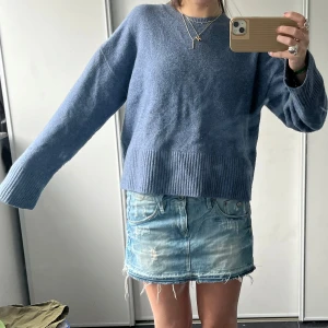 Stickad tröja  - Jättesöt blå stickad tröja från other stories❤️❤️🥹🥹🫶🫶🥰🥰☺️sitter lite oversized 