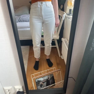Vita loose mom jeans - Säljer ett par vita loose mom jeans med ultra hög midja och ankellängd. Perfekta för en avslappnad stil och kan matchas med olika toppar. Tillverkade i denim för en klassisk look.