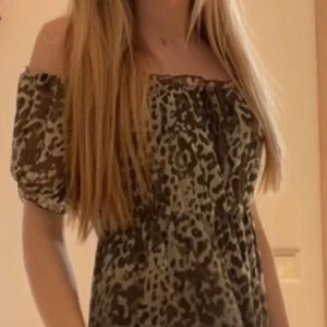 Sommarklänning  - Trendig offshoulder klänning med volang!💝🤗