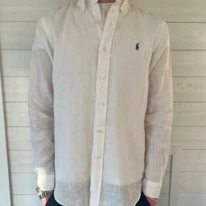 Vit linneskjorta från Ralph Lauren - Vit linneskjorta från Ralph Lauren| Skick: 9/10 Storlek:S Hör av er vid minsta fundering! 