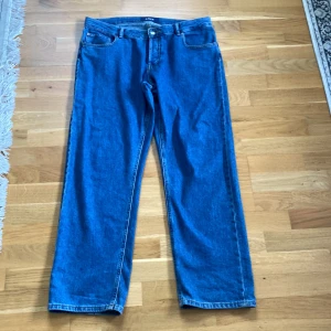 Blå jeans från JJXX! Low waist! Nyskick!  - Snygga blå jeans från JJXX med klassisk femficksdesign och knappgylf. Perfekta för en avslappnad stil med en rak passform som ger en tidlös look. Raka ben. Loose fit. Köpte fel storlek, är endast använd vid ett tillfälle. 