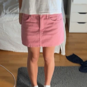 Rosa jeanskjol - Säljer en söt rosa jeanskjol i kort modell. Kjolen har en klassisk femficksdesign och en bekväm passform. Perfekt för en avslappnad stil.💞