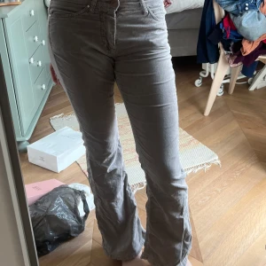 Grå manchesterbyxor - Manchesterbyxor från Mac jeans. Knappt andvända! 💕