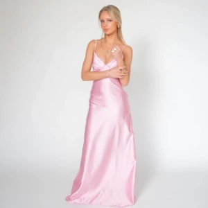 Balklänning - Elegant rosa balklänning i siden med smala axelband och v-ringad design, från By Stina🩷🩷 endast använd en gång, om det finns funderingar skriv gärna!