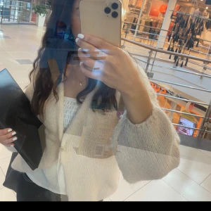 Beige stickad kofta från Lindex -  Mycket bra skick från lindex, använt tre gånger. ⭐️