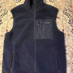 Väst - Säljer denna jätte sköna väst då den inte kommer till användning. Använd endast en gång! 