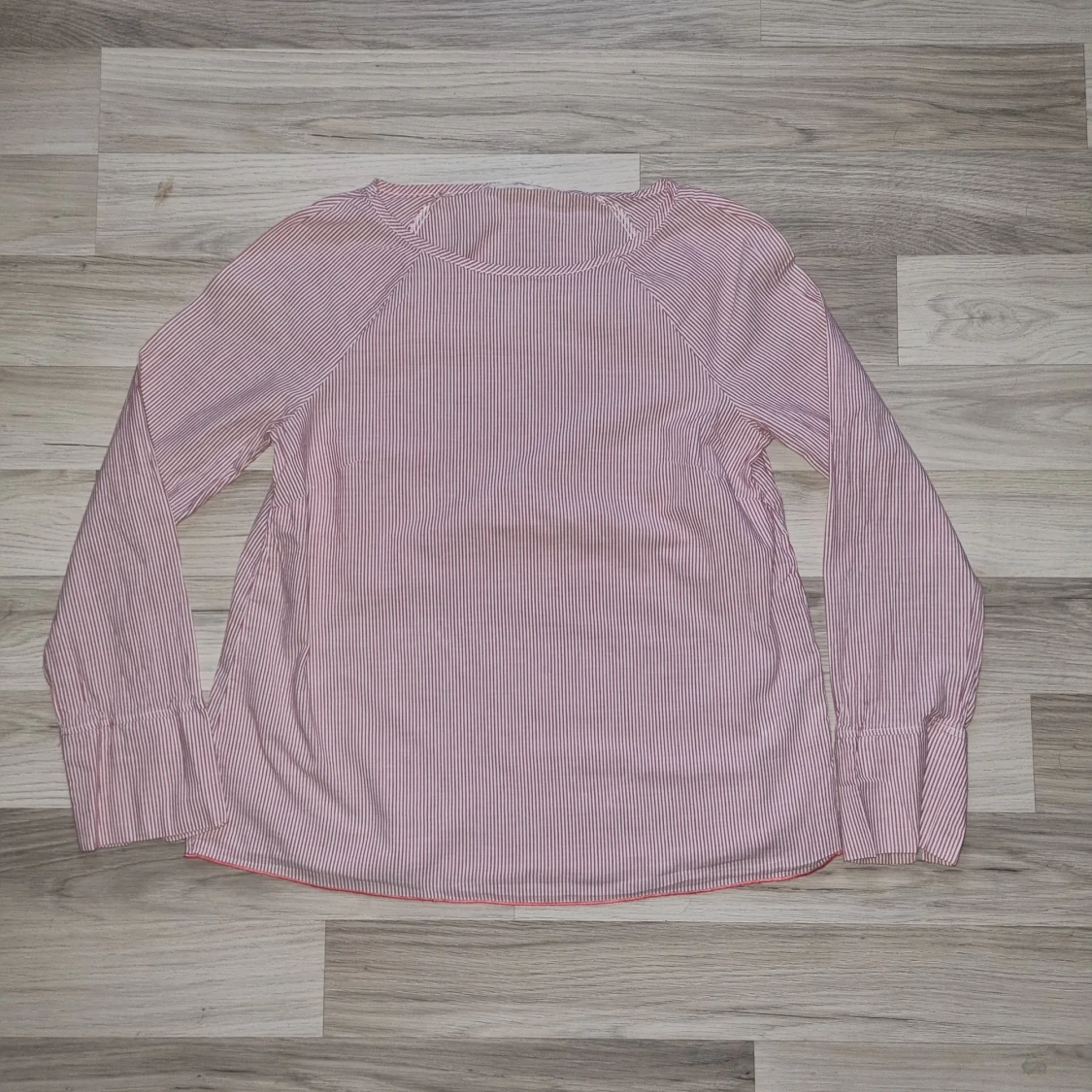 Rosa- och vitrandig blus