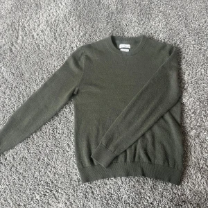 Grön merinoulltröja från These Glory Days - Säljer en stilren grön tröja från These Glory Days i mjuk merinoull. Perfekt skick men den är lite nopprig som man kan se på bilden! Tröjan är i ett exklusivt och extremt skönt material😃100% merino ull!