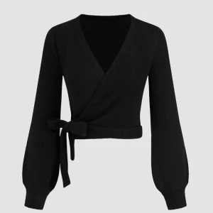 Svart omlottopp med knytband - Snygg svart omlottopp med v-ringning och långa ärmar. Toppen har ett knytband i midjan som ger en elegant touch. Perfekt för en stilren look.