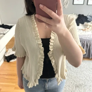 Kofta - Ribbad krämfärgad kofta med volanger🥰 Vet inte vilken storlek då lappen är bortklippt men skulle säga storlek S