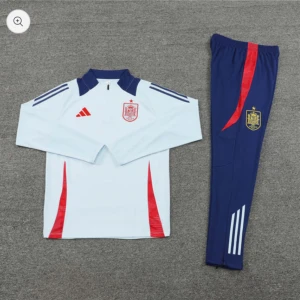 Vit och blå fotbollströja med byxor - Snygg vit fotbollströja med blå och röda detaljer från Adidas. Tröjan har långa ärmar och matchande blå byxor med röda och vita accenter. Perfekt för fotbollsträning eller match. Finns i alla storlekar.