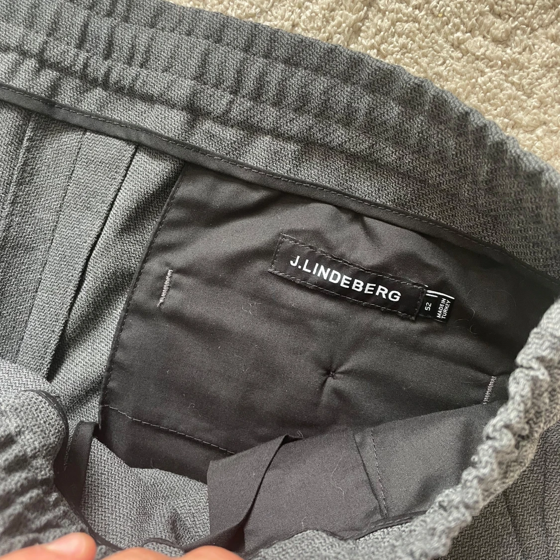 Grå kostymbyxor från J. Lindeberg - 3
