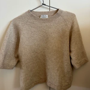 Beige tröja från & other stories - Säljer en stilren beige tröja från & other stories. Tröjan har en rund halsringning och trekvartsärmar. Materialet känns mjukt och bekvämt mot huden. Passar bra till både jeans och kjol.