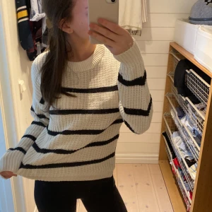 Vit och svart randig stickad tröja - Säljer en mysig stickad tröja 💞 knappt använd💞