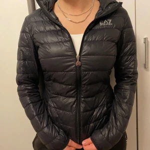 Ea7 jacka dam - Jättefint skick, storlek M men sitter tajt som S Jackorna är små i storleken